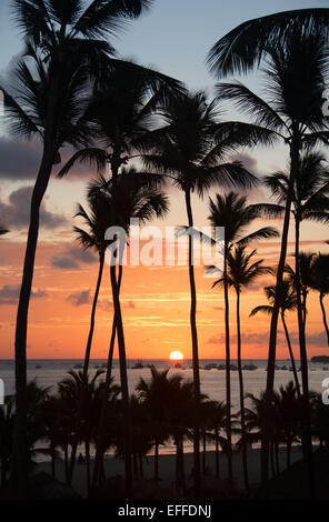 Dominikanische Republik. Sonnenaufgang über dem Atlantik, wie vom Secrets Royal Beach Resort am Strand von Punta Cana gesehen. 2015. Stockfoto