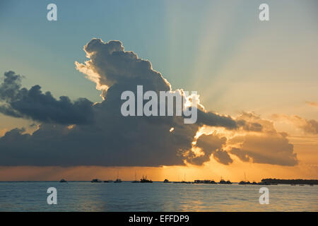 Dominikanische Republik. Einen dramatischen Sonnenaufgang über dem Atlantik, von Punta Cana Beach gesehen. 2015. Stockfoto