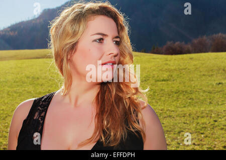 Porträt einer Frau mit langen blonden Haaren und Aufmaß Stockfoto