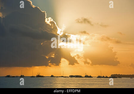 Dominikanische Republik. Einen dramatischen Sonnenaufgang über dem Atlantik, von Punta Cana Beach gesehen. 2015. Stockfoto