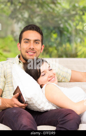 junge glückliche Paar in Liebe entspannen auf dem sofa Stockfoto