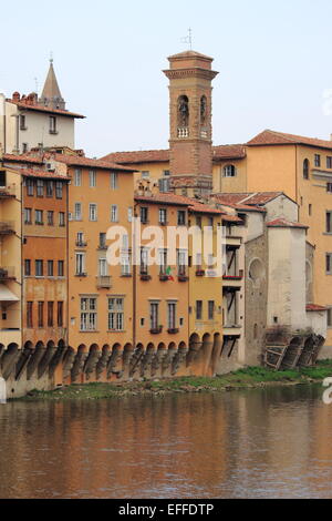 Mittelalterliche Bauten an den Ufern des Flusses Arno in Florenz, Italien Stockfoto