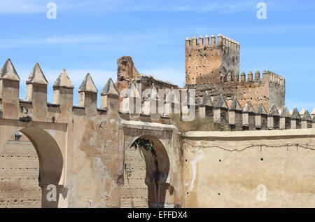 Befestigten Mauern um die Altstadt von Fes, Marokko Stockfoto