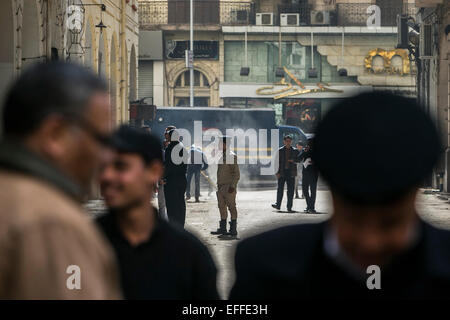 Kairo, Ägypten. 3. Februar 2015. Ein ägyptischer Soldat steht Wache auf dem Hochofen-Gelände in der Innenstadt von Kairo, Ägypten, 3. Februar 2015. Eine Explosion ereignete sich um Talaat Harb Square in der Innenstadt von Kairo, wurde verlassen keine Verletzten, eine offizielle Quelle in Kairo Sicherheitsdirektion von MENA zitiert. Bildnachweis: Cui Xinyu/Xinhua/Alamy Live-Nachrichten Stockfoto