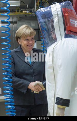 Berlin, Deutschland. 3. Januar 2015. Deutsche Bundeskanzlerin Angela Merkel (CDU) im Gespräch mit Mitarbeiter Frank Siejak an die neue S-4-Hochsicherheits-Labor des Robert Koch-Institut in Berlin, Deutschland, 3. Januar 2015. Foto: MAURIZIO GAMBARINI/Dpa/Alamy Live News Stockfoto