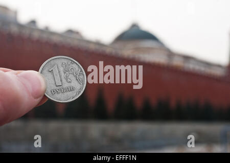 Russischer Rubel auf dem Hintergrund der Kreml-Mauer auf dem th roten Platz in Moskau, Russland Stockfoto