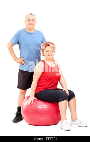 Ältere Menschen in der Sportswear posiert isolierten auf weißen Hintergrund Stockfoto