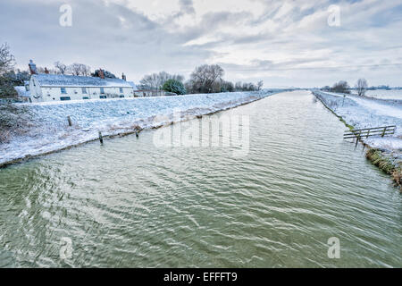 Sutton Gault, Cambridgeshire, Großbritannien. 3. Februar 2015.  Eine leichte Decke von Schnee bedeckt die flache Landschaft der Cambridgeshire Fen unter stählernen winterlichen Himmel durch die Anchor Pub neben dem New Bedford River. Der Fluss ist einer der zwei parallele künstlichen Kanälen, die helfen abtropfen East Anglia und bilden die Ouse wäscht. Die Temperaturen sanken um minus 2 Grad über Nacht.  Kälte wird voraussichtlich weitere Schneeschauer in den nächsten Tagen als arktische Luft fließt über das Vereinigte Königreich aus dem Norden fortsetzen. Kredit Julian Eales/Alamy Live-Nachrichten Stockfoto