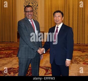 (150203)--Peking, 3. Februar 2015 (Xinhua)--chinesische Vize-Präsident Li Yuanchao (R) trifft mit nigrischen Außenminister Mohamed Bazoum in Peking, Hauptstadt von China, 3. Februar 2015. (Xinhua/Liu Weibing) (Zkr) Stockfoto