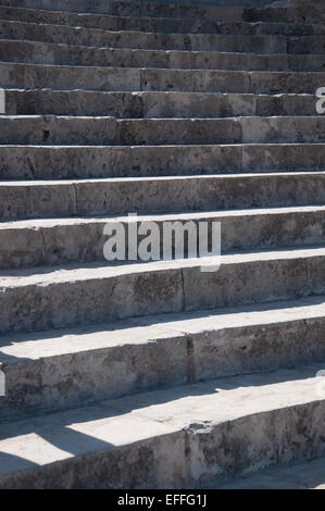 Alte Steintreppe mit geschwungenen Design und abstrakte Schatten Muster, Mallorca, Balearen, Spanien. Stockfoto