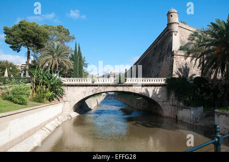 Blick auf den Fluss Torrent de sa Riera und Sant Pere Bastion, Gehäuse, Es Baluard Museum für moderne und zeitgenössische Kunst. Stockfoto