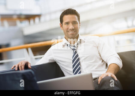 Porträt eines Geschäftsmannes entspannend Stockfoto