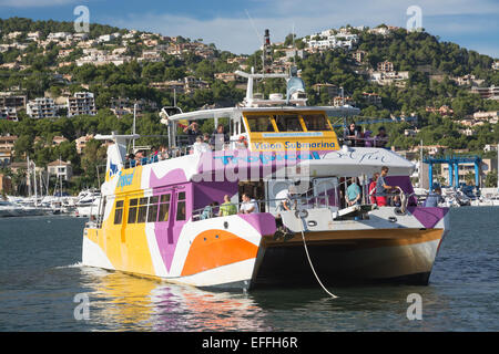 PORT d ' Andratx, Mallorca, Spanien - am 31. Oktober 2013: Glasbodenboot, Ankunft zurück in Puerto Andratx, Mallorca, Spanien Stockfoto