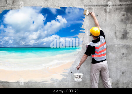 Arbeiter mit Pinsel zeichnen Sommerstrand an der Wand Stockfoto