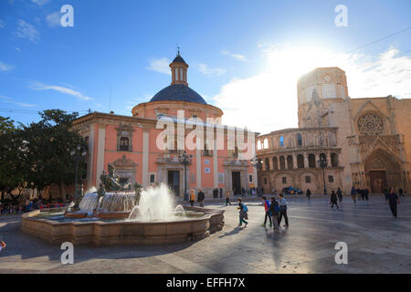 Turia Fountain Plaza De La Virgen La Seu mit der Basilica De La Virgen de Los Desamparados und Kathedrale in Valencia, Spanien Stockfoto
