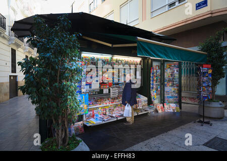 Kunden an einem Kiosk Straßenzeitung in Valencia, Spanien Stockfoto