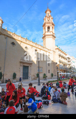 Eine Klasse für Schulkinder außerhalb der Kirche von San Lorenzo in Valencia, Spanien Stockfoto