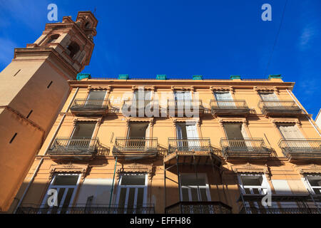 Der Turm der Kirche San Lorenzo und einem Wohngebäude mit schmiedeeisernen Balkonen in Valencia, Spanien Stockfoto