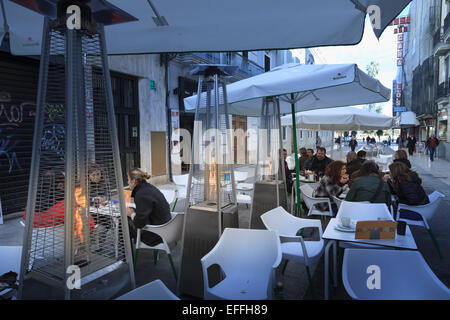 Kunden in einem Straßencafé in Winter Valencia mit Terrasse Flamme Heizungen Stockfoto