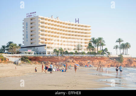 LA ZENIA, COSTA ORIHUELA, Spanien ON 24. Juli 2012: Touristen finden einen Platz am Strand vom Hotel La Zenia, La Zenia Strand am Juli Stockfoto