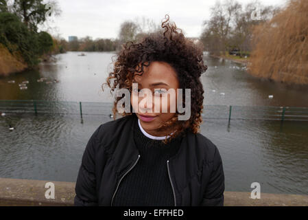 Großbritannien London Regents Park Portrait eines Mädchens junge und modische Mischlinge Stockfoto