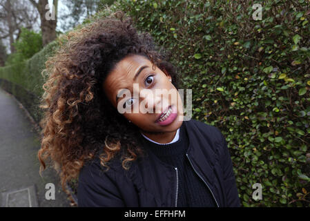 Großbritannien London Regents Park Portrait eines Mädchens junge und modische Mischlinge Stockfoto