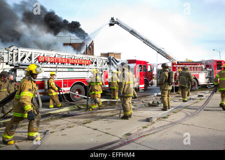 DFD-Feuerwehrmänner in Aktion, Detroit, Michigan, USA, Oktober 2014. Stockfoto