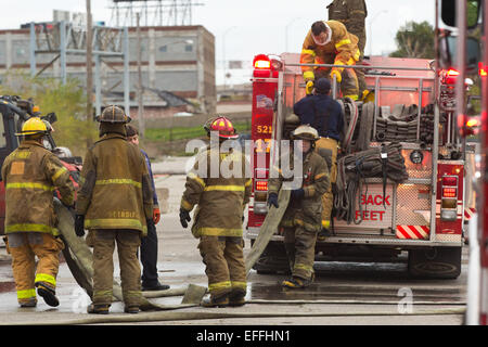 DFD-Feuerwehrmänner in Aktion, Detroit, Michigan, USA, Oktober 2014. Stockfoto