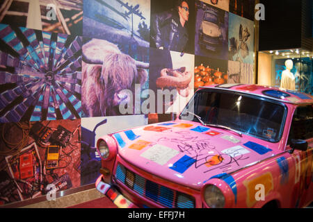 Auto in Pink in der Lobby des HARD ROCK HOTEL PANAMA MEGAPOLIS. Im Herzen von Panama erhebt sich das neue Hard Rock Hotel Panama Megapolis. Th Stockfoto