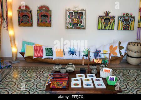 Galerie und Shop Souvenirs Kuna in Panama City Casco Viejo Kuna indische traditionelle handwerkliche Elemente Verkäufer von Kuna Stamm.  Alt Stockfoto