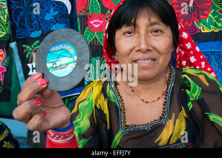 Kuna-Frauen verkaufen ihre Molas an Touristen. Panama-Stadt Casco Viejo Kuna indische traditionelle handwerkliche Gegenstände Verkäufer von Kuna tr Stockfoto