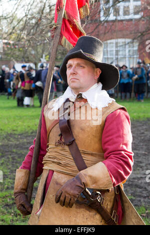 Menschen, die verkleidet als Rundköpfen und Kavaliere, Re-enacting die Schlacht Nantwich im Januar 2015 Stockfoto