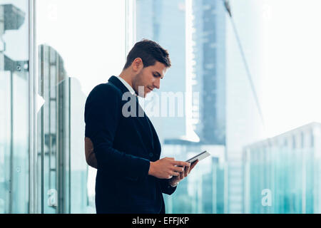 Geschäftsmann mit einem digitalen tablet Stockfoto