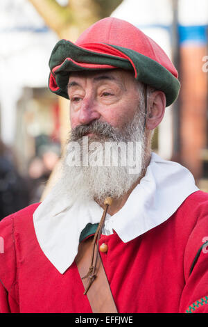 Menschen, die verkleidet als Rundköpfen und Kavaliere, Re-enacting die Schlacht Nantwich im Januar 2015 Stockfoto