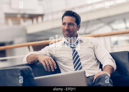Porträt eines Geschäftsmannes entspannend Stockfoto