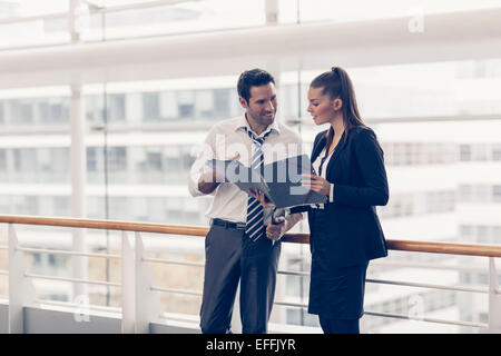 Business-Leute zu treffen und Ideen austauschen Stockfoto