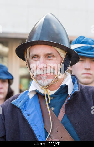 Menschen, die verkleidet als Rundköpfen und Kavaliere, Re-enacting die Schlacht Nantwich im Januar 2015 Stockfoto