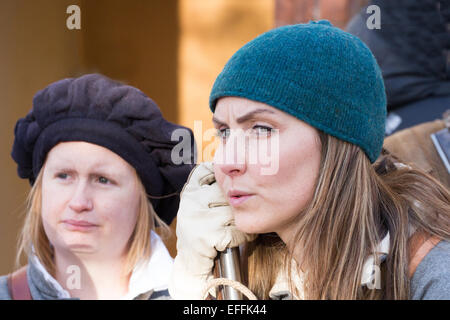 Menschen, die verkleidet als Rundköpfen und Kavaliere, Re-enacting die Schlacht Nantwich im Januar 2015 Stockfoto