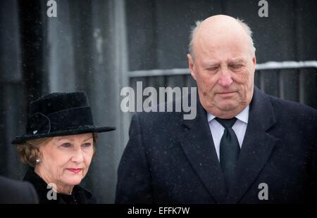 Oslo, Norwegen. 2. Februar 2015. König Harald und Königin Sonja von Norwegen an die Beerdigung von Johan Martin Ferner am Holmenkollen Kapell in Oslo, Norwegen, 2. Februar 2015 teilnehmen. Bildnachweis: Dpa picture Alliance/Alamy Live News Stockfoto