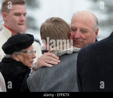 Oslo, Norwegen. 2. Februar 2015. Prinzessin Astrid und König Harald (R) Norwegen besuchen die Beerdigung von Johan Martin Ferner am Holmenkollen Kapell in Oslo, Norwegen, 2. Februar 2015. Bildnachweis: Dpa picture Alliance/Alamy Live News Stockfoto