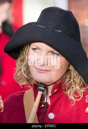 Menschen, die verkleidet als Rundköpfen und Kavaliere, Re-enacting die Schlacht Nantwich im Januar 2015 Stockfoto