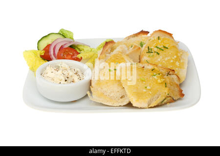 Knoblauchbrot mit Schnittlauch und Salat garniert auf einer Platte isoliert gegen weiß Stockfoto