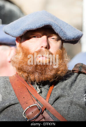 Menschen, die verkleidet als Rundköpfen und Kavaliere, Re-enacting die Schlacht Nantwich im Januar 2015 Stockfoto