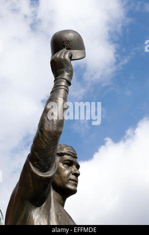 Bronzestatue der Red Sox Baseball-Spieler Carl Yastrzemski (Yaz) außerhalb Fenway Park in Boston, Massachusetts, M.A., Vereinigte Staaten von Amerika Stockfoto