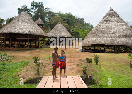 Dorfbewohner von der systemeigenen Embera Indianerstamm, Embera Dorf, Panama. Panama Embera Menschen indischen Dorf einheimische Indio indios Stockfoto
