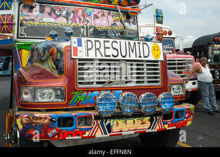 SELBSTGEFÄLLIG, EINGEBILDET, EITEL, SNOOSTY. BUS RED DEVIL DIABLO ROJO BEMALTEN BUS-PANAMA-STADT-REPUBLIK VON PANAMA. Albrok Bus Station termina Stockfoto