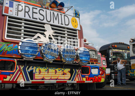 SELBSTGEFÄLLIG, EINGEBILDET, EITEL, SNOOSTY. BUS RED DEVIL DIABLO ROJO BEMALTEN BUS-PANAMA-STADT-REPUBLIK VON PANAMA. Albrok Bus Station termina Stockfoto