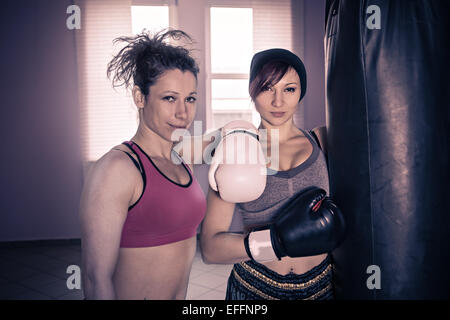 Boxerin beim Training in einem Fitnessstudio Stockfoto