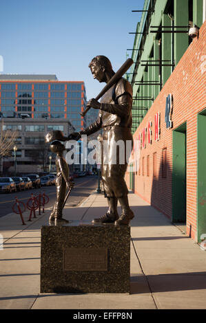 Ted Williams bronze Statue außerhalb Boston Red Sox Baseball Ground, Fenway Park, Boston, Massachusetts, M.A., Vereinigte Staaten von Amerika Stockfoto