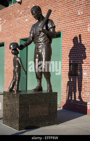 Ted Williams bronze Statue außerhalb Boston Red Sox Baseball Ground, Fenway Park, Boston, Massachusetts, M.A., Vereinigte Staaten von Amerika Stockfoto